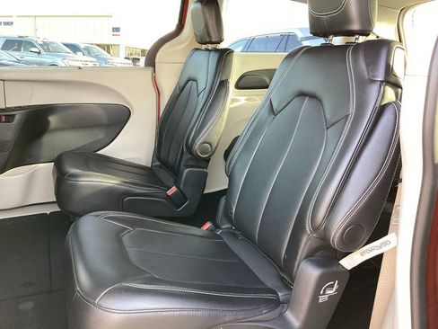 Used 2024 Chrysler Pacifica Touring-L image 19