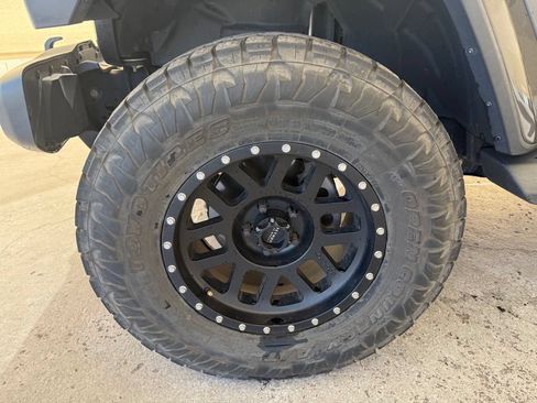 Used 2018 Jeep Wrangler Unlimited Sahara AWD/4WD image 4