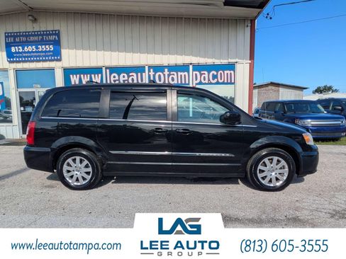 Used 2014 Chrysler Town & Country Touring FWD image 2