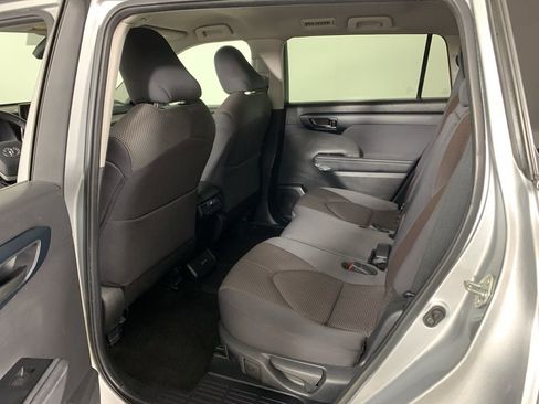 Used 2024 Toyota Highlander LE AWD/4WD image 35