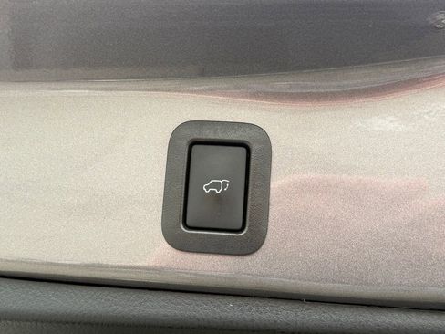 Used 2018 Toyota Highlander Limited image 17