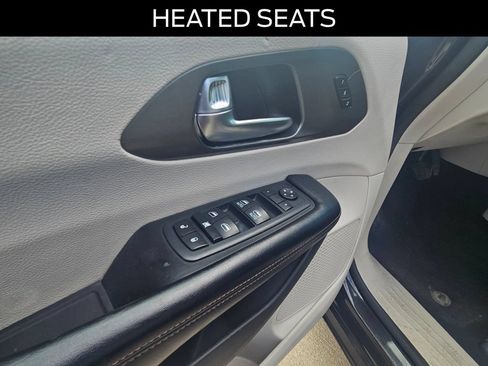 Used 2020 Chrysler Pacifica Touring-L FWD image 18