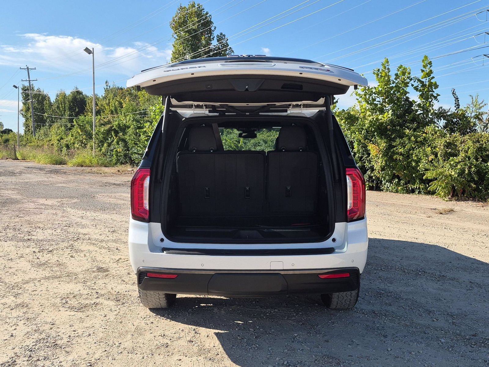 Used 2023 GMC Yukon AT4 w/ Technology Package AWD/4WD image 4