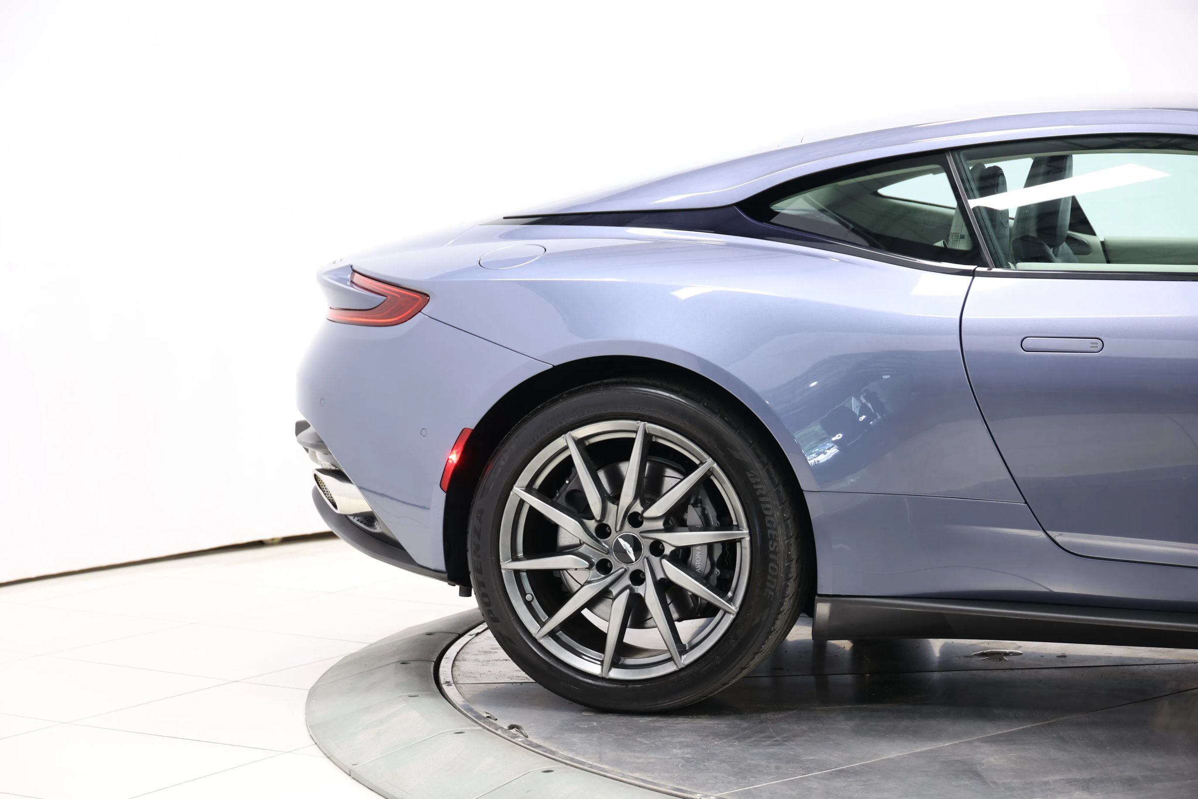 Used 2019 Aston Martin DB11 Coupe RWD image 65