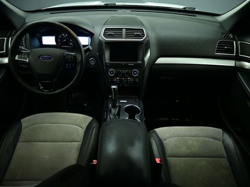 Used 2017 Ford Explorer XLT w/ Equipment Group 202A image 4