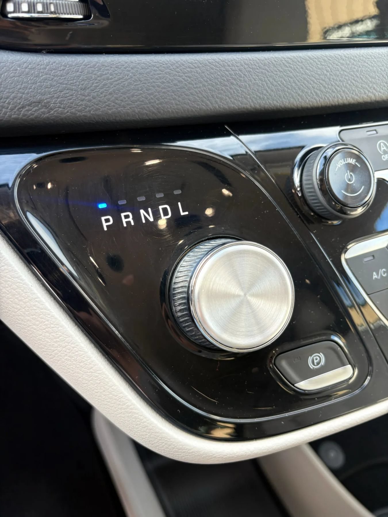 Used 2018 Chrysler Pacifica Touring-L FWD image 21