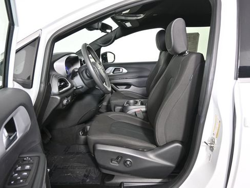 Used 2024 Chrysler Pacifica Touring FWD image 21