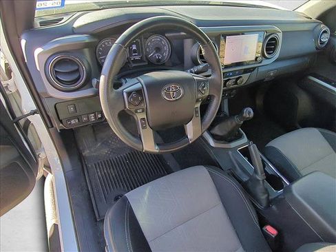 Used 2022 Toyota Tacoma TRD Off-Road image 10