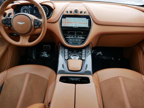 Used 2022 Aston Martin DBX image 10