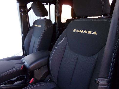 Used 2015 Jeep Wrangler Unlimited Sahara w/ Connectivity Group AWD/4WD image 20