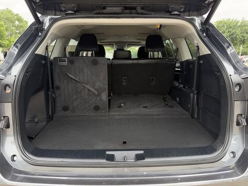 Used 2023 Toyota Highlander XLE AWD/4WD image 32