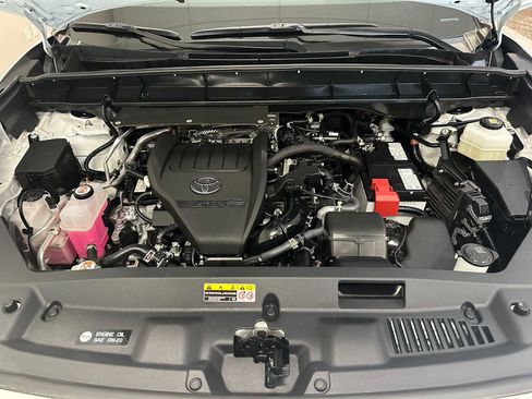 Certified 2024 Toyota Highlander XLE image 9