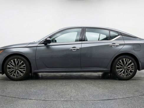 Used 2025 Nissan Altima 2.5 SV FWD image 5