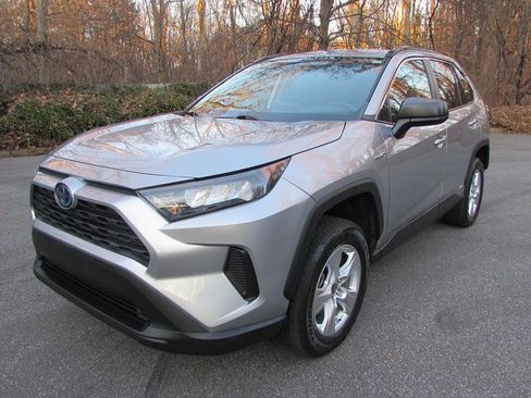 Used 2021 Toyota RAV4 LE image 1