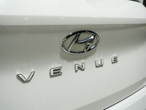 Used 2023 Hyundai Venue Limited image 15
