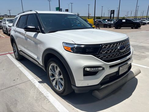 Used 2022 Ford Explorer Limited w/ Equipment Group 301A AWD/4WD image 3