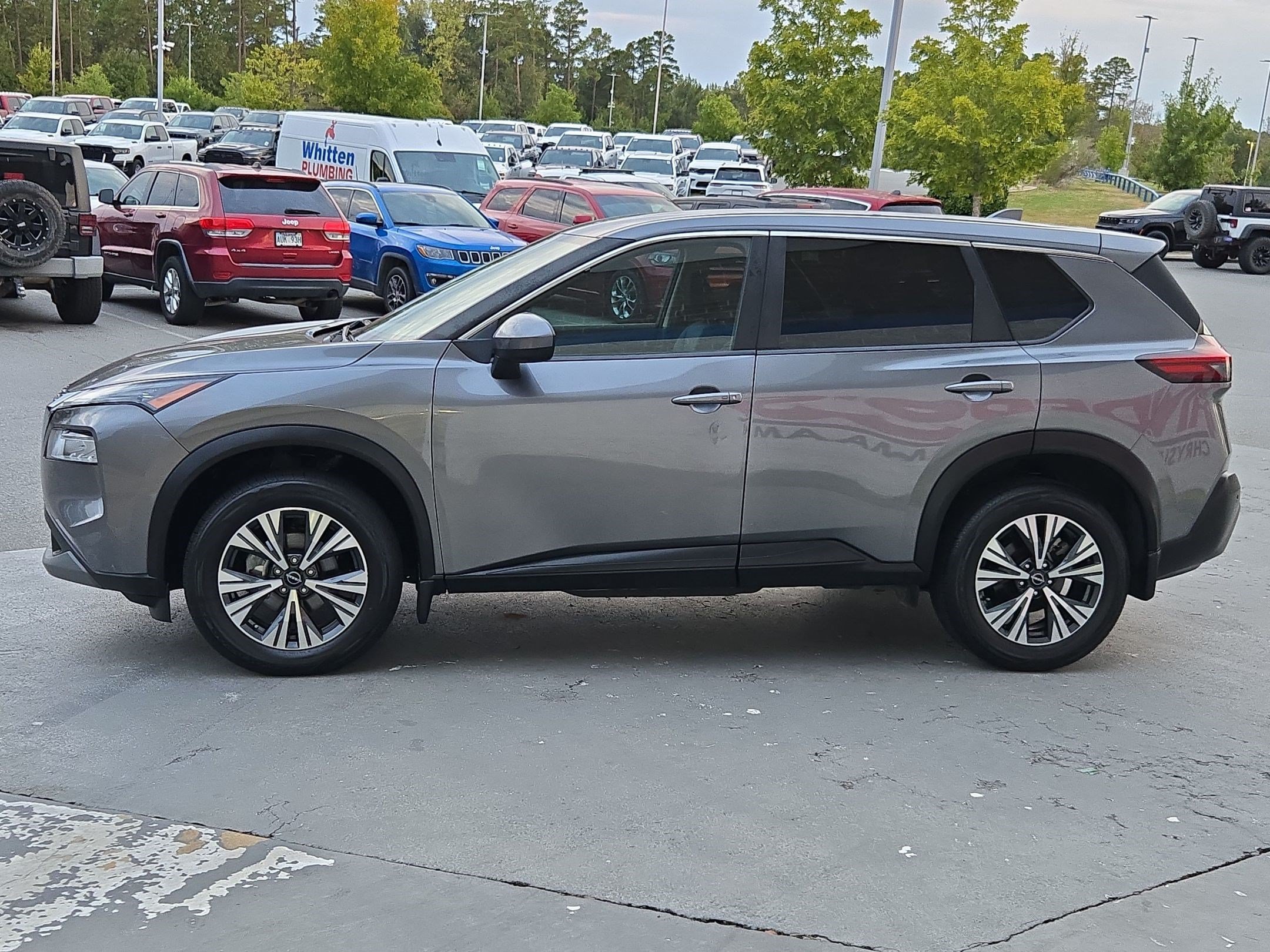Used 2023 Nissan Rogue SV FWD image 4