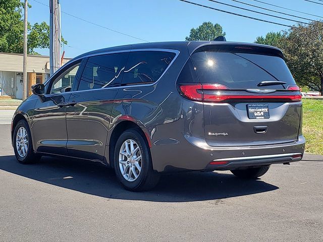 Used 2023 Chrysler Pacifica Touring-L FWD image 4