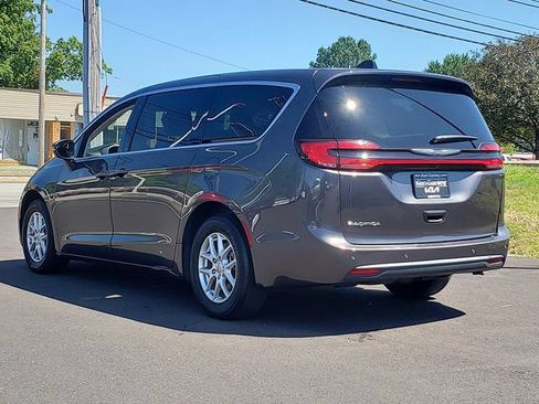 Used 2023 Chrysler Pacifica Touring-L FWD image 4