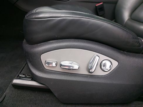 Certified 2023 Porsche Macan AWD/4WD image 31