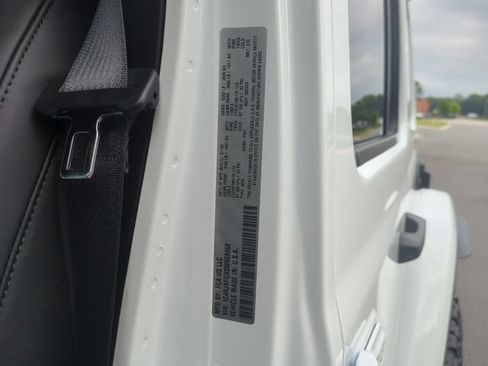 Used 2025 Jeep Wrangler Unlimited Rubicon AWD/4WD image 26
