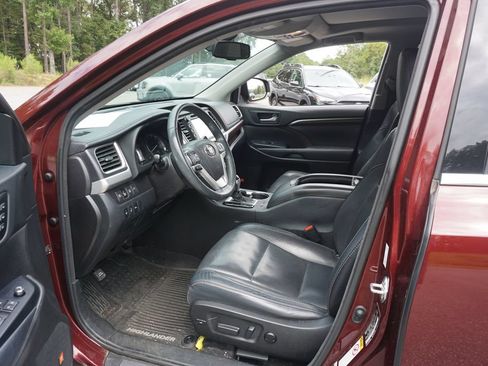 Used 2015 Toyota Highlander Limited Platinum FWD image 2