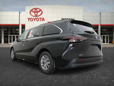 New 2026 Toyota Sienna XLE image 17
