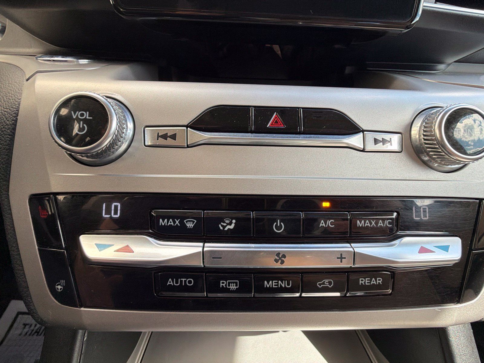 Used 2021 Ford Explorer XLT w/ Equipment Group 202A AWD/4WD image 23