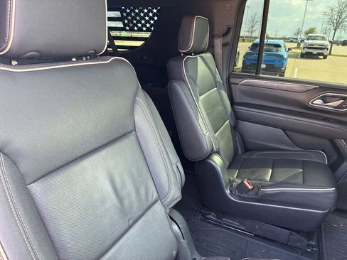 Used 2022 GMC Yukon XL SLT w/ SLT Luxury Package image 6