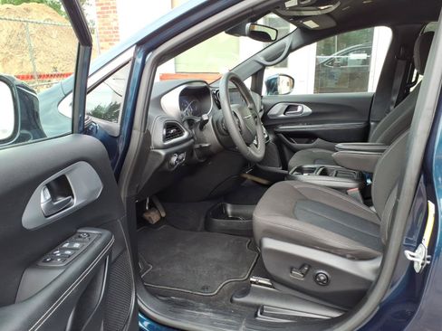 Used 2022 Chrysler Pacifica Touring FWD image 9