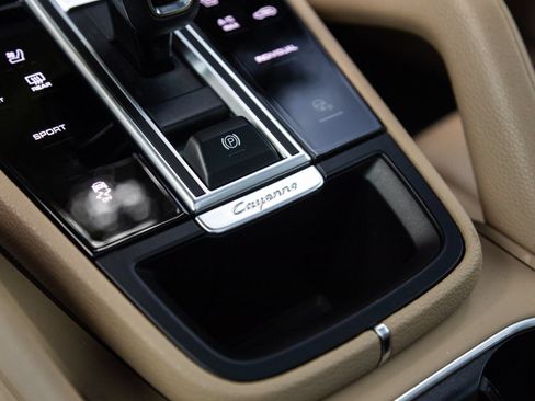 Certified 2023 Porsche Cayenne Platinum Edition AWD/4WD image 28