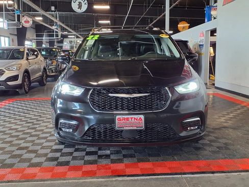 Used 2022 Chrysler Pacifica Touring-L w/ Uconnect Theater Family Group FWD image 2