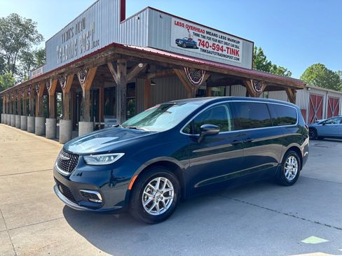 Used 2023 Chrysler Pacifica Touring-L FWD image 1
