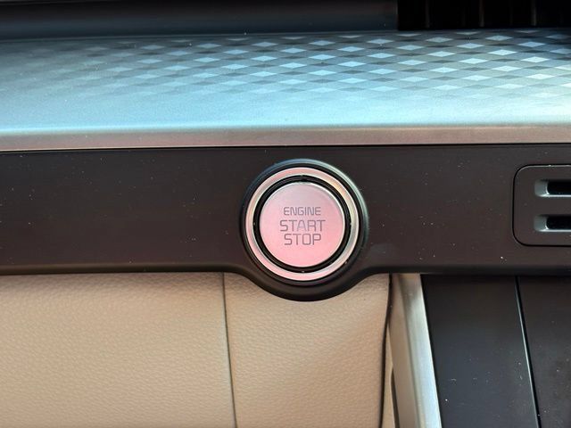 Used 2023 Kia Carnival LX FWD image 14