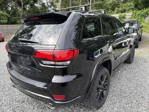 Used 2018 Jeep Grand Cherokee Altitude AWD/4WD image 8