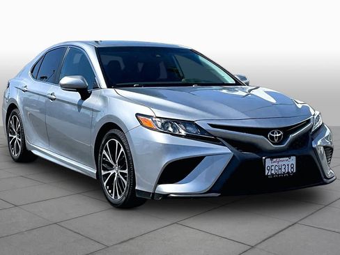 Used 2020 Toyota Camry SE w/ Convenience Package FWD image 2