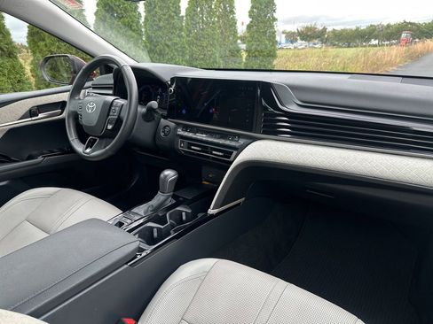 Used 2025 Toyota Camry XLE image 37
