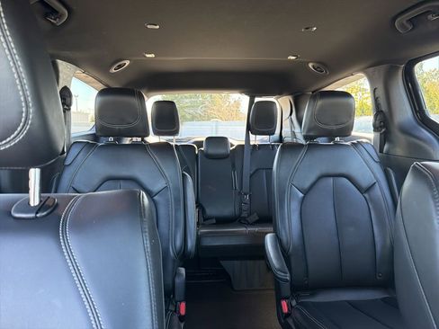 Used 2025 Chrysler Pacifica Select image 26