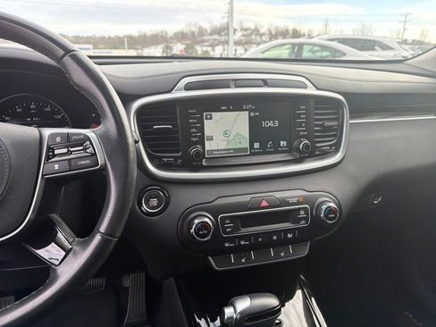 Used 2019 Kia Sorento SX image 18