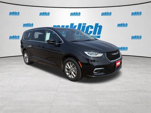 Used 2023 Chrysler Pacifica Touring-L w/ Uconnect Theater Family Group AWD/4WD image 7