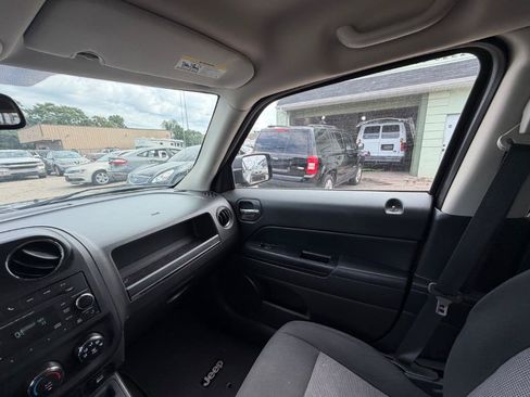 Used 2014 Jeep Patriot Latitude AWD/4WD image 18