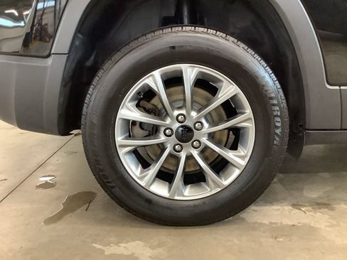 Used 2019 Jeep Cherokee Latitude Plus AWD/4WD image 21