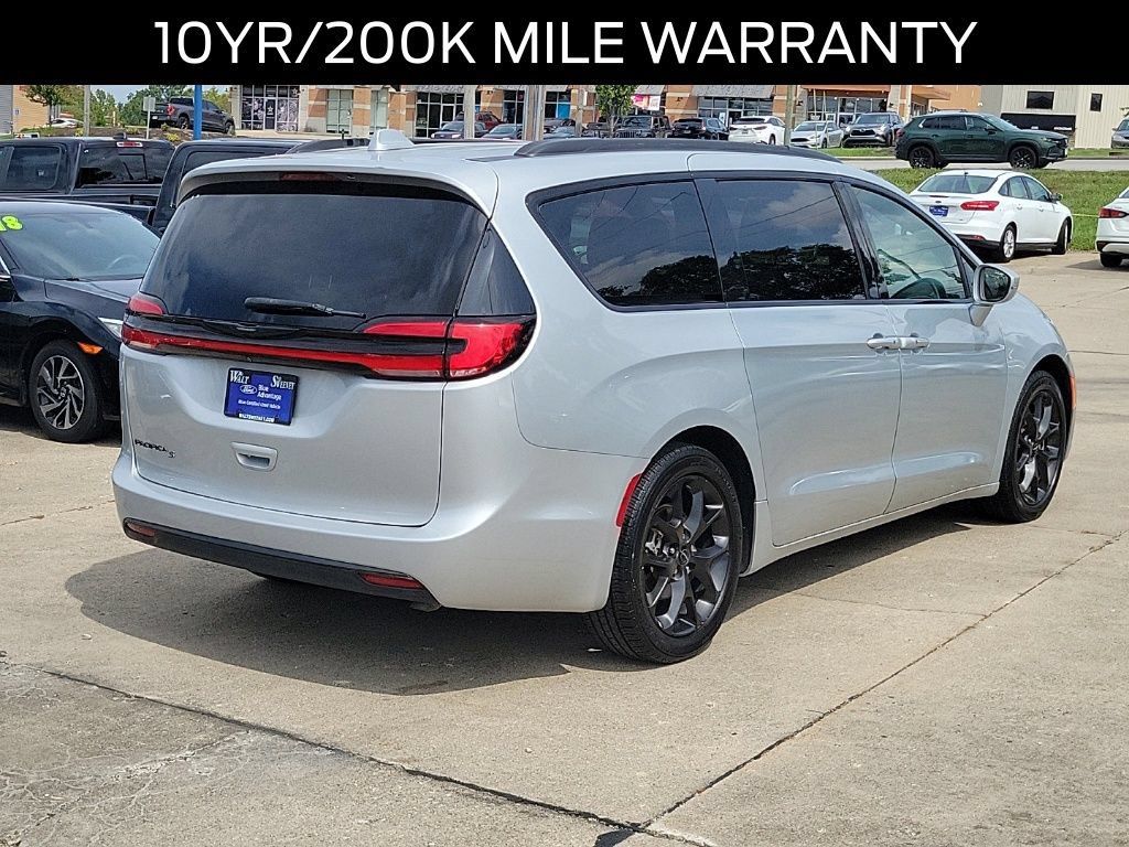 Used 2022 Chrysler Pacifica Touring-L w/ S Appearance Package FWD image 4