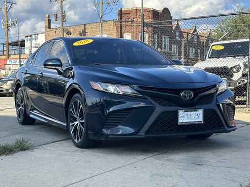 Used 2018 Toyota Camry SE FWD image 3