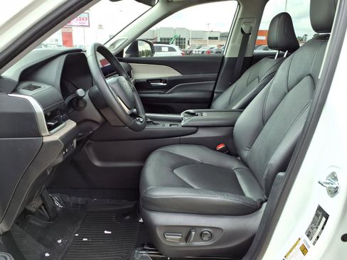 Certified 2025 Toyota Grand Highlander FWD image 17