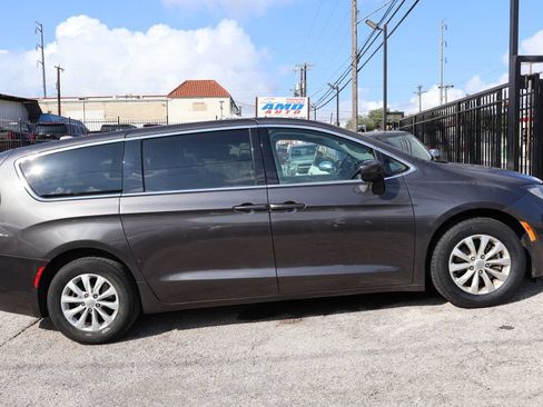 Used 2017 Chrysler Pacifica Touring w/ Tire & Wheel Group FWD image 8