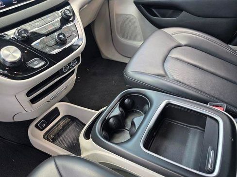 Used 2023 Chrysler Pacifica Touring-L FWD image 25