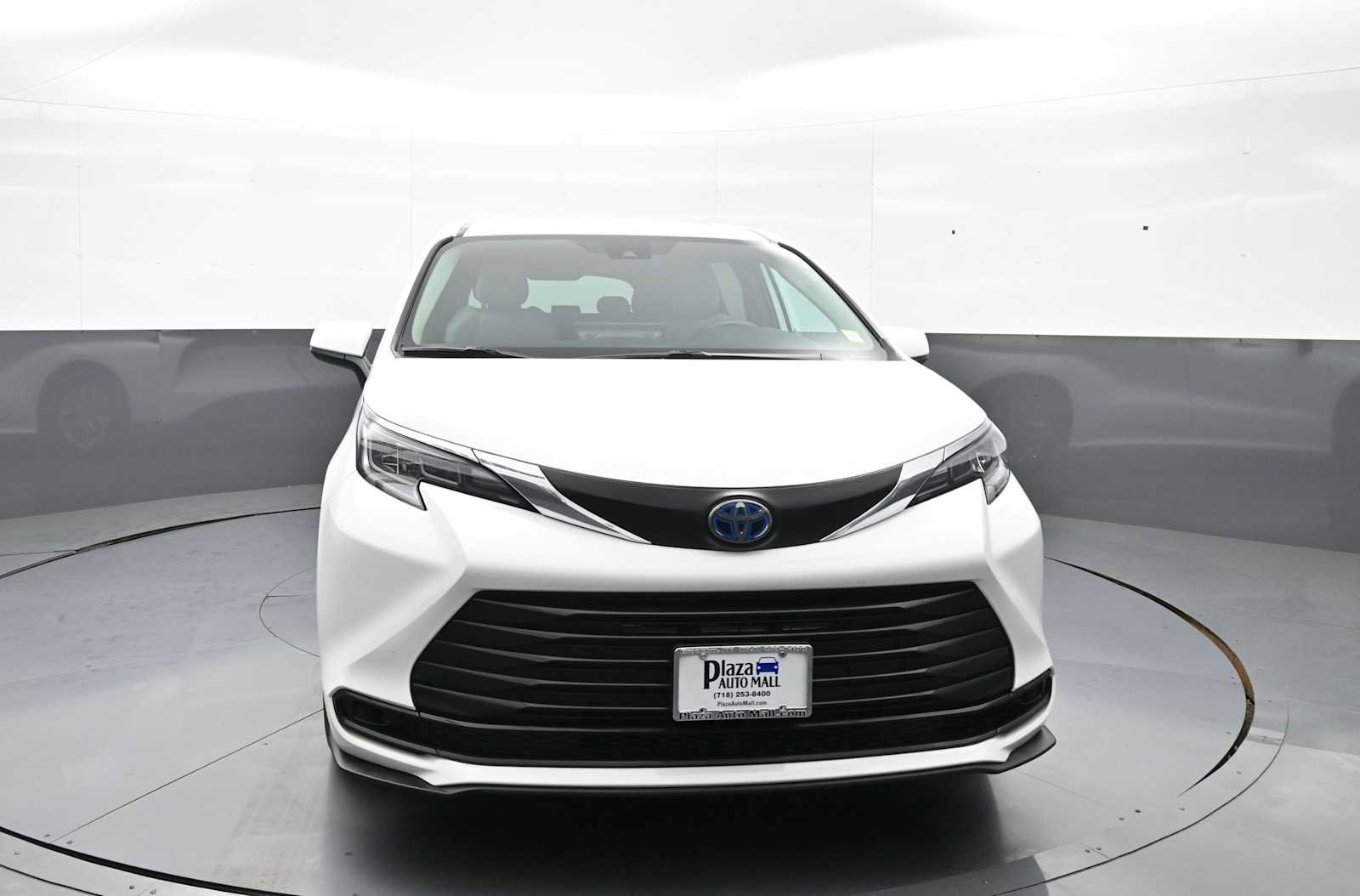 Certified 2025 Toyota Sienna LE FWD image 1