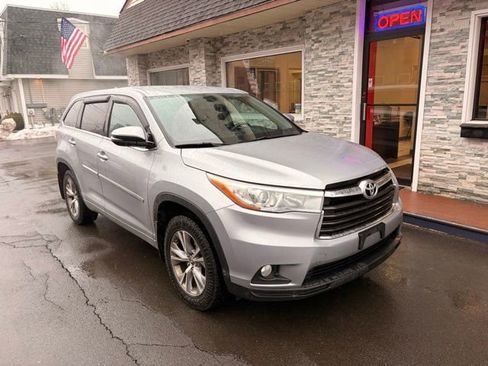 Used 2016 Toyota Highlander Plus AWD/4WD image 3