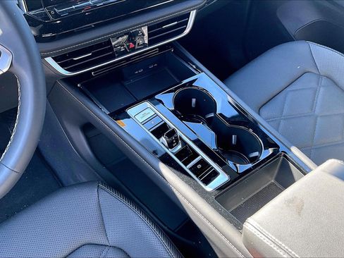 Used 2024 Volkswagen Atlas Cross Sport SE w/ Panoramic Sunroof Package image 18